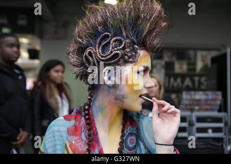 London, UK. 5. Juni 2016. Einer der vielen farbenfrohen Modellen auf der internationalen Make-up Artists Trade Show. Enrique Guadiz/Alamy Stockfoto