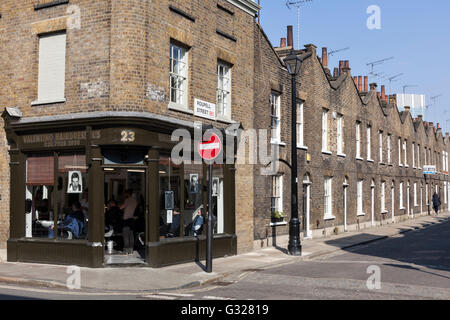 Friseur laden an der Ecke der Roupell Street in Lambeth, London, England. Stockfoto