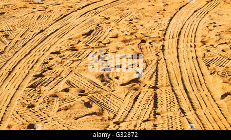 in den Sand und Richtung Textur Oman Wüste Spuren von einigen Autos Stockfoto