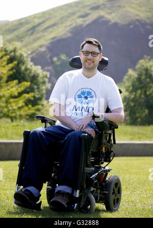 Motor-Neurone Disease (MND) Patienten und Campaigner Gordon Aikman, wie er feiert heben Hälfte 1 Million Pfund für die Erforschung ein Heilmittel gegen die tödliche Krankheit in Edinburgh, Schottland. Stockfoto