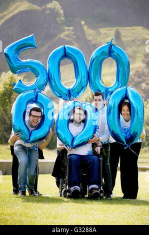 Motor Neurone Disease (MND) Patienten und Campaigner Gordon Aikman (vorne Mitte), neben seiner "Fight Back" Team und Mitstreiter MND, wie sie feiern heben Hälfte 1 Million Pfund für die Erforschung ein Heilmittel gegen die tödliche Krankheit in Edinburgh, Schottland. Stockfoto