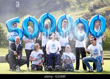 Motor Neurone Disease (MND) Patienten und Campaigner Gordon Aikman (vorne Mitte), neben seiner "Fight Back" Team und Mitstreiter MND, wie sie feiern heben Hälfte 1 Million Pfund für die Erforschung ein Heilmittel gegen die tödliche Krankheit in Edinburgh, Schottland. Stockfoto