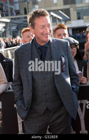 Steven Knight, Schriftsteller und Schöpfer von kränklicher Scheuklappen bei der Premiere von Staffel drei in Birmingham Stockfoto