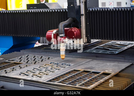 Maschine zum ständigen Metall-Laserschneiden Stockfoto