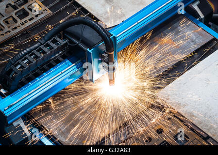 Maschine zum ständigen Metall-Laserschneiden Stockfoto