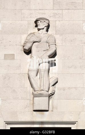 London, England, Großbritannien. Royal Institute of British Architects, Detail an der Weymouth Street Fassade: 'The Mechanic' (E B Copnall: 1934) Stockfoto