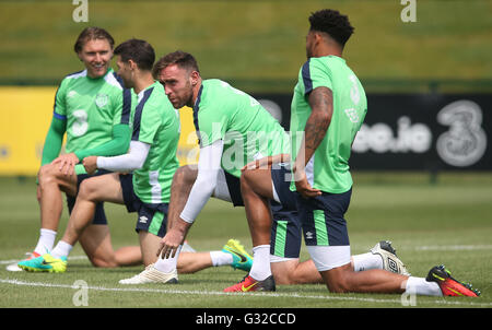 Republik Irland Richard Keogh mit Cyrus Christie (rechts) während des Trainings am nationalen Sport-Campus in Abbotstown, Dublin. Stockfoto