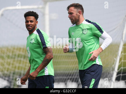 Richard Keogh (rechts) und Cyrus Christie aus der Republik Irland während eines Trainings auf dem National Sports Campus in Abbotstown, Dublin. Stockfoto