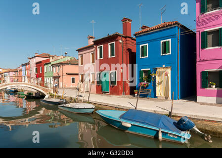 Kanal mit Booten, bunte Häuser, Fondamenta di Terranova, Burano, Venedig, Veneto, Italien, Europa Stockfoto