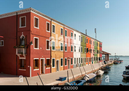 Bunte Häuser am Kanal, Fondamenta di Cao Moleca, Burano, Venedig, Veneto, Italien, Europa Stockfoto