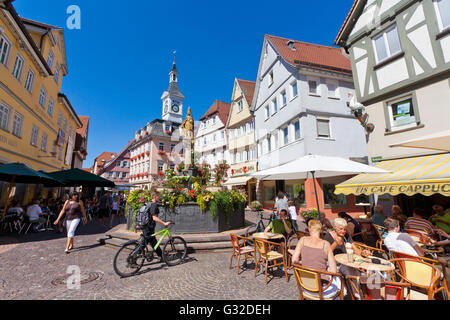 Geschäfte, Straßencafés im Marktplatz, Fußgängerzone, Marktbrunnen Brunnen, old Town Hall, Aalen, Baden-Württemberg Stockfoto