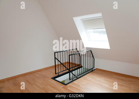 Leeren Raum in der obersten Etage mit einer Treppe Geländer Stockfoto