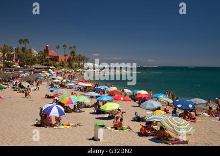 Die belebten Strand Playa de Santa Ana und Castillo El Bil-Bil castle, Benalmadena, Malaga Provinz, Costa Del Sol, Andalusien, Spanien Stockfoto