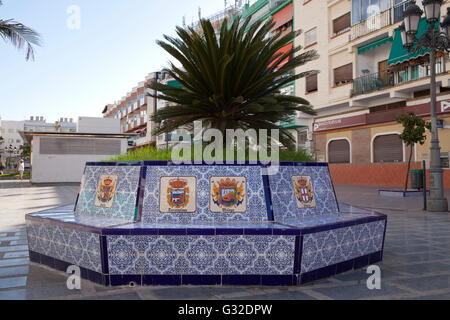 Bank mit bunten Fliesen, kommunalen Wappen Arme, Torremolinos, Málaga Provinz, Costa Del Sol, Andalusien, Spanien, Europa Stockfoto