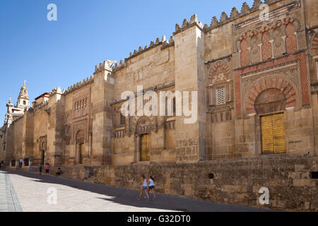 Moschee, Moschee-Kathedrale von Córdoba, jetzt eine Kathedrale, ehemals eine Moschee, von der römischen Brücke, Córdoba, Andalusien Stockfoto