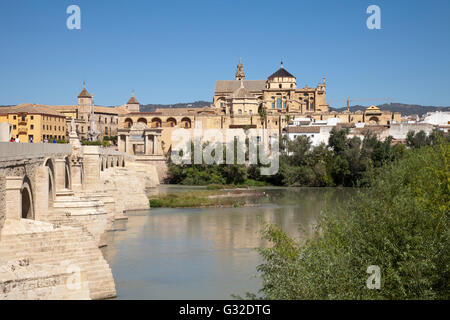 Blick von der römischen Brücke auf der Brücke-Tor und der Mezquita, Moschee-Kathedrale von Córdoba, jetzt eine Kathedrale Stockfoto