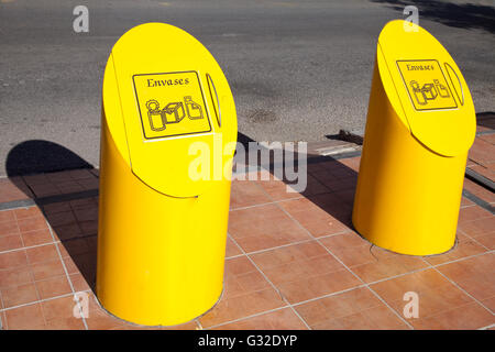 Behälter für Dosen und Verpackungen am Strand promenade, Fuengirola, Costa Del Sol, Andalusien, Spanien, Europa, PublicGround Stockfoto