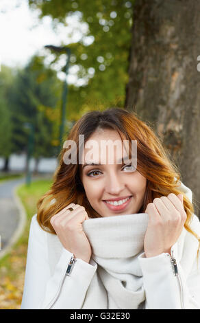 Porträt der fröhliche junge Frau mit Herbst Blätter vor Laub Stockfoto