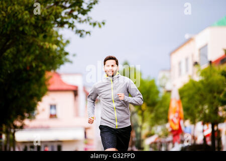 Junge Hipster Mann läuft in der Stadt, Hauptstraße Stockfoto