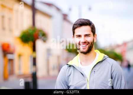 Junge Hipster Mann läuft in der Stadt, ruhen Stockfoto