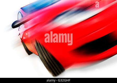 Rotes Auto isoliert auf weißem Hintergrund und Geschwindigkeit. Bewegungsunschärfe. Stockfoto