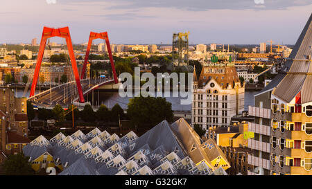 Sehen Sie sich auf Rotterdams Hafen (Oude Haven), das Weiße Haus (Het Witte Huis), Kubushäuser und Willemsburg Brücke Stockfoto