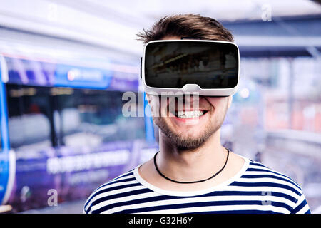 Mann mit virtual-Reality-Schutzbrillen, stehen am Bahnhof Stockfoto