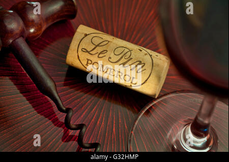 CHATEAU LE PIN Luxus Pomerol Verkostung Situation mit traditionellen Korkenzieher Rotwein Glas und Chateau Le Pin-Kork Bordeaux Frankreich Stockfoto