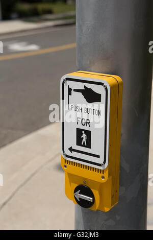 Fußgängerüberweg Taste an einer Kreuzung in Kalifornien, USA Stockfoto