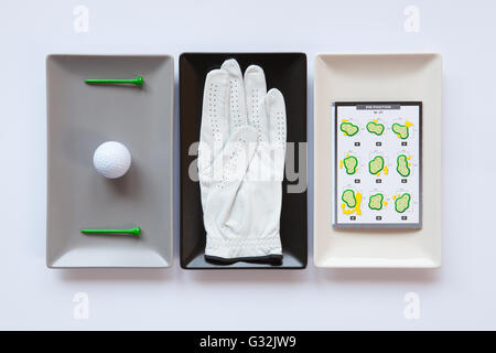 Anderes keramisches Geschirr mit Golf-Ausrüstungen auf auf weißem Hintergrund, Rechteck-Gericht Stockfoto