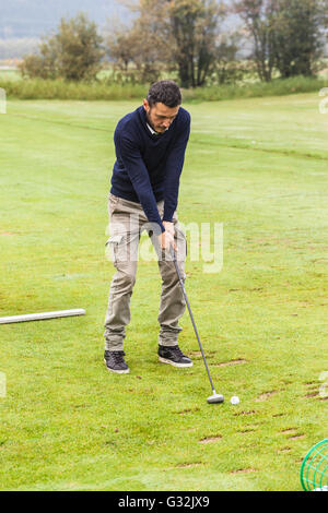 ein Golfspieler die Schaukel auf der driving Range üben Stockfoto