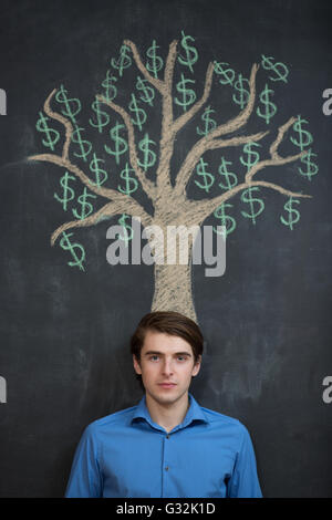 Gießkanne und Geldbaum gezeichnet auf einer Tafel-Konzept für Investitionen, Einsparungen und machen Geld Stockfoto