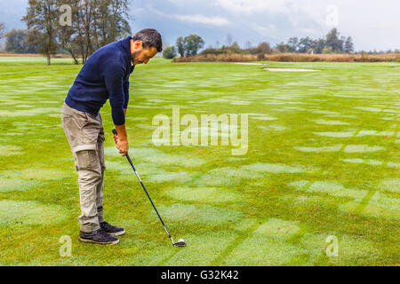 ein Golfspieler machen eine Schaukel auf einem lebendigen schönen Golfplatz Stockfoto