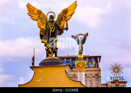 Laches Tor Saint Michael Bauer Mädchen slawischen Berehynia Göttinnenstatue obenauf Unabhängigkeits-Denkmal, Symbol der Ukraine Independe Stockfoto