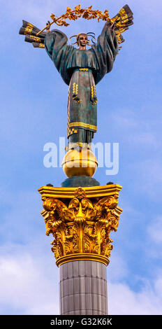 Bauer Mädchen slawischen Göttin Berehynia am oberen Unabhängigkeits-Denkmal, Symbol der Unabhängigkeit der Ukraine und Orange Revolution, Maidan Stockfoto