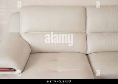 graue komfortable und stilvolle sofa Stockfoto