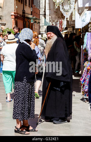 Griechische orthodoxe Priester spricht mit einer Frau außerhalb St. Spyridon Kirche, Altstadt von Korfu, Korfu, Griechenland Stockfoto
