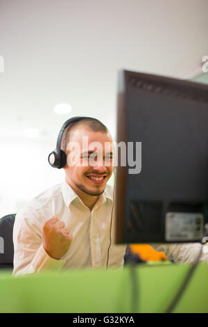 Freundlichen Service Agent im Gespräch mit Kunden im Call-Center Stockfoto