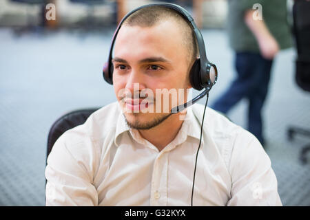 Freundlichen Service Agent im Gespräch mit Kunden im Call-Center Stockfoto