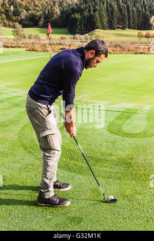 ein Golfspieler machen eine Schaukel auf einem lebendigen schönen Golfplatz Stockfoto