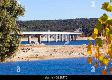 lange Brücke über den Sumpf Valmayor in Galapagar, Spanien Stockfoto