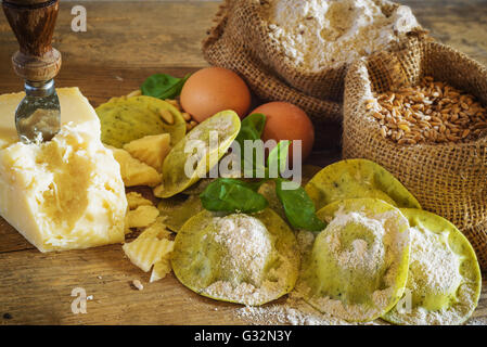 Knödel / Ravioli mit Käse, Basilikum und Pinienkernen, Pesto. Pasta mit integraler Mehl. Stockfoto