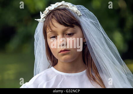 Das Alter der Unschuld, Kind Mädchen, 6 ein 7-jähriges Mädchen in einem weißen Kleid, Mädchen Spiele Braut, trauriges Kind Stockfoto