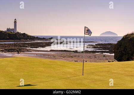 Zehnten grün mit Blick auf den Firth of Clyde zeigt den berühmten Leuchtturm und Ailsa Craig aus den neu gestalteten Turnberry anzeigen Stockfoto