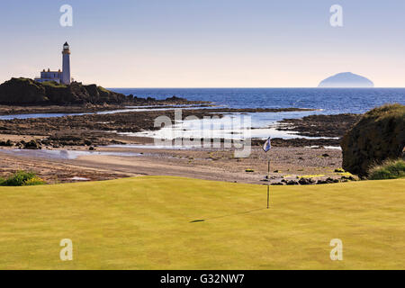 Zehnten grün mit Blick auf den Firth of Clyde zeigt den legendären Leuchtturm und Ailsa Craig aus den neu gestalteten Trump Turnb anzeigen Stockfoto