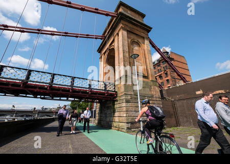 Radweg und Fußgängerweg unter Portland Street Hängebrücke über den Fluss Clyde in Glasgow, Scotland, United Ki Stockfoto