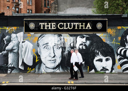 Männer trinken vor Clutha Pub in Glasgow, Vereinigtes Königreich Stockfoto