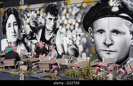 Männer trinken vor Clutha Pub in Glasgow, Vereinigtes Königreich Stockfoto