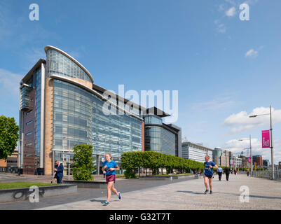 Blick auf neue Bürogebäude am IFSD Broomielaw neue Geschäfts- und Bankenviertel in Glasgow, Vereinigtes Königreich Stockfoto