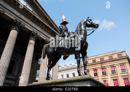 Herzog von Wellington Statue mit Verkehr Kegel auf Kopf außerhalb Museum of Modern Art in Glasgow, Schottland, Vereinigtes Königreich Stockfoto